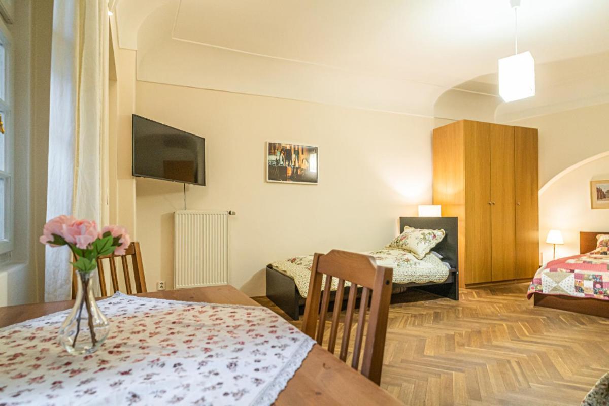 شقة Stylish Studio At Lesser Town, Charles Bridge 3Min By Walk براغ المظهر الخارجي الصورة